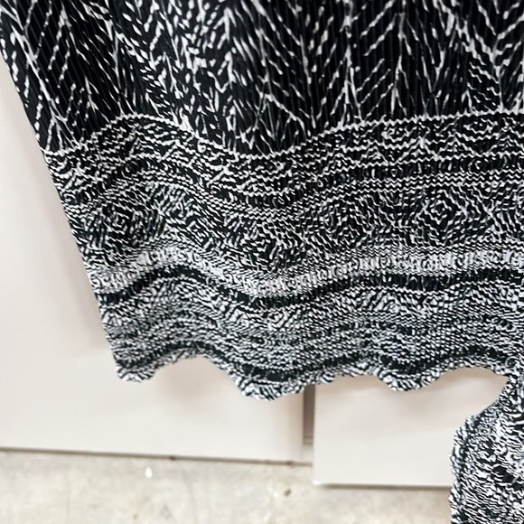 Black and white dress - Picture 2 of 4